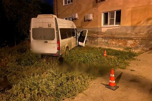 В Астрахани водитель «ГАЗели» врезался в дом и погиб