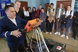 Железнодорожники показали астраханским студентам технику и оборудование для выявления дефектных рельсов