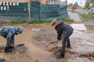 Астраханцы копают траншеи для борьбы с разливом нечистот