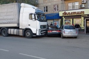 В Астрахани неадекватный водитель стал виновником двух аварий