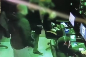 В астраханском игровом клубе парень угрожал посетительнице пистолетом