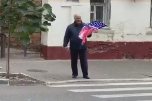 Экс-кандидат в губернаторы сжег в центре Астрахани флаг США
