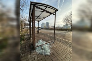 В Астрахани вандалы продолжают уничтожать остановки