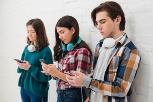 Российским школьникам могут запретить телефоны на уроках в&#160;ближайшие месяцы