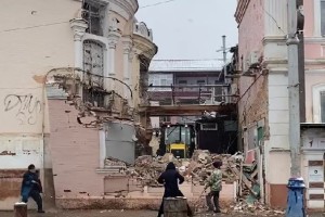 В центре Астрахани обрушилось ограждение при реставрации церкви