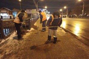 В Астрахани улицы и&#160;тротуары посыпают пескосоляной смесью
