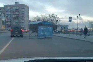 На набережной в Астрахани из-за ветра «сбежала» остановка