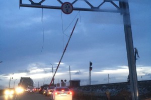 Ограничитель на мосту в&#160;Астрахани сломался через пару дней после установки