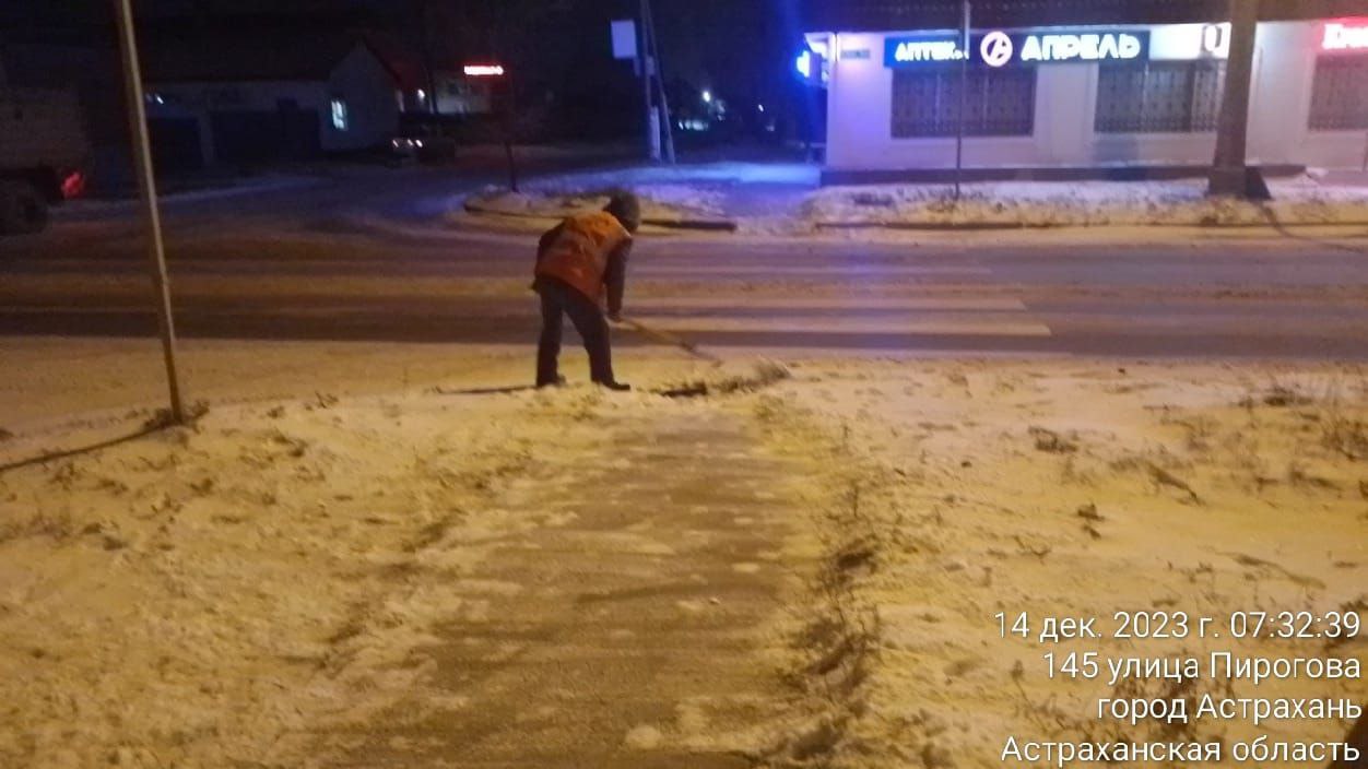 В Астрахани убрали 30 тонн снега: горожане сомневаются | 14.12.2023 |  Астрахань - БезФормата