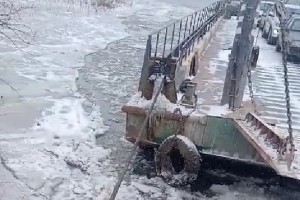Паром с&#160;автомобилями застрял на реке под Астраханью