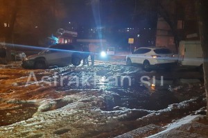 На улице Николая Островского в Астрахани две машины застряли во льдах