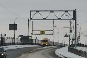 Ограничитель для большегрузов на Старом мосту в Астрахани не работает?