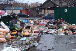 Огромная свалка опять выросла у ярмарки в Астрахани
