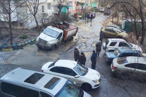 В Астрахани в&#160;яму провалился мусоровоз