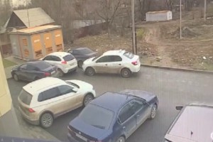 В Астрахани произошло необычное ДТП на парковке