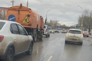 В Астрахани решили помыть дороги в слякоть