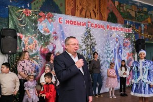 Юных жителей Камызякского района поздравили с Новым годом