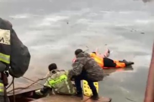 Трое астраханцев едва не утонули, переходя реку по&#160;льду