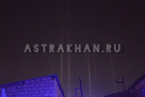 В небе над Астраханью сегодня появились световые столбы