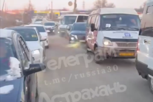 В Астрахани маршрутки с&#160;трудом заползают на мост из-за гололеда