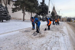 Улицы Астрахани очищают от снега и посыпают песком и солью