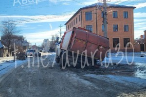 Сразу три машины провалились на улице Мечникова в Астрахани