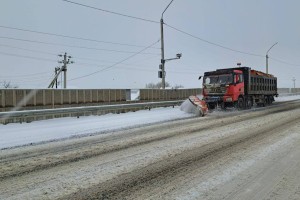 Ночью движение транспорта по трассе Р‑22 «Каспий» в Астраханской области ограничили из-за снега с дождем