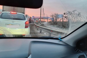 Астраханцы жалуются на большие ямы и пробки на Новом мосту