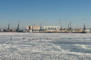 Рыбаки на Волге: тонкий лед привлекает астраханских экстремалов