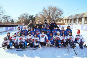 Юные хоккеисты показали красивую игру на ледовом катке астраханского кремля