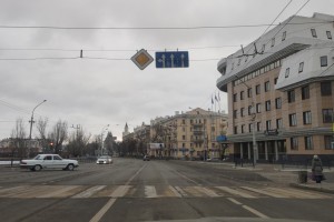 На улице Адмиралтейской в Астрахани запретили парковку