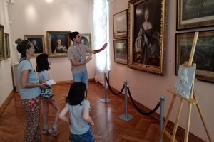 Астраханским семьям предлагают бесплатно посетить галерею и изучать искусство в библиотеке