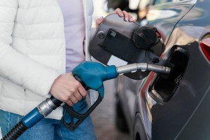 Водители в Астрахани смогут покупать бензин в рассрочку