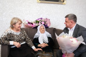 Астраханские парламентарии поздравили ветерана ВОВ со 100-летним юбилеем