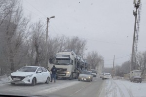 В Астрахани автовоз оборвал электрические провода и уехал