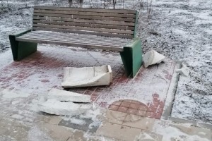 Очередной парк в Астраханской области пострадал от рук вандалов
