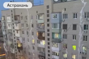 В Астрахани не могут расселить затопленный дом с трещинами