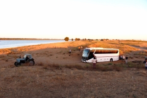 Автобус с участниками проекта "Юнеско" застряли в астраханских песках