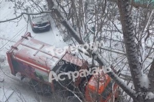 В Астрахани мусоровоз застрял во льду