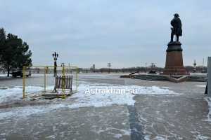 У памятника Петру I&#160;в Астрахани ликвидировали провалы