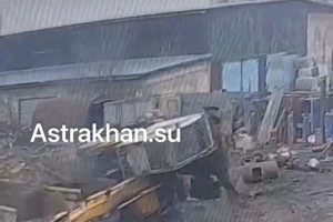 В Астрахани экскаватор едва не убил своего водителя