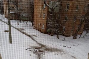 На улице Космонавта Комарова в Астрахани не могут победить течь