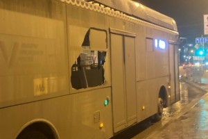 В Астрахани вандалы разбили окно «синего» автобуса