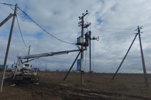 Сотрудники филиала «Россети Юг» борются с последствиями сильного ветра в Астраханской области