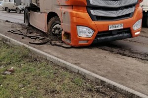 В Астрахани грузовик разбил тротуар
