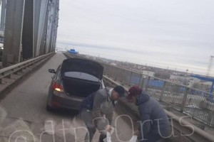 Астраханцы решили самостоятельно заделать ямы на Старом мосту