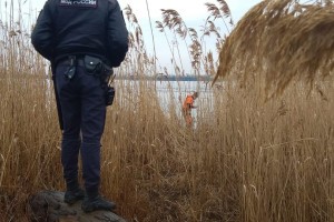 В Трусовском районе Астрахани из воды достали тело женщины