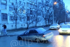 В Астрахани автомобиль ушел под землю из-за провала