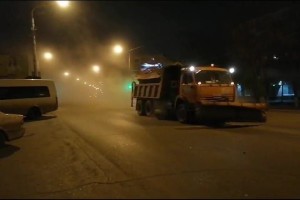 Коммунальщики занялись сезонной уборкой Астрахани