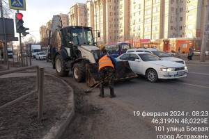 В выходные на улицах Астрахани убирали мусор и&#160;наледь